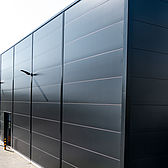 Die Produktionshalle der Fa. Harhues in Velbert wurde mit einer waagerecht verlegten Thermowand verkleidet