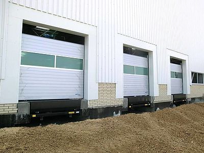 Hallenbau mit Sektionaltoren und Überladebrücken von Schreiber Stahlbau