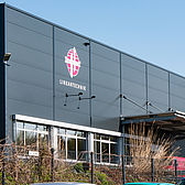 Grosszügige Fensterlemente sorgen für Helligkeit in der von Fa. Schreiber Stahlbau für Harhues in Velbert erstellten Halle.