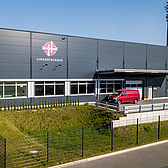 An einer Längsseite der Halle von Fa. Harhues in Velbert wurde ein Vordach mit einer Stahl-Tragkonstruktion vorgesehen.