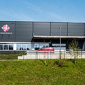 Schreiber Stahlbau baut Produktionshalle für Harhues in Velbert, horizontale Fassade, Vordach über der Anlieferung