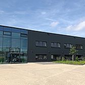 Straka-Scheffels in Velbert Werkhalle mit Buerogebaeude mit Pfosten-Riegelkonstruktion im Eingangsbereich von Schreiber Stahlbau