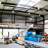 Im letzten Feld der Stahlbauhalle für Harhues in Velbert wurde ein Sozialtrakt vorgesehen, der obere Bereich ist als Lager nutzbar