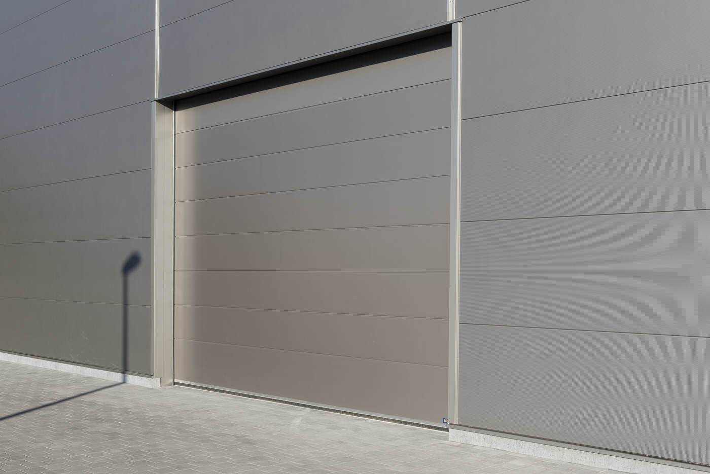 Hörmann Sektionaltor integriert in die Fassade einer Halle von Schreiber Stahlbau