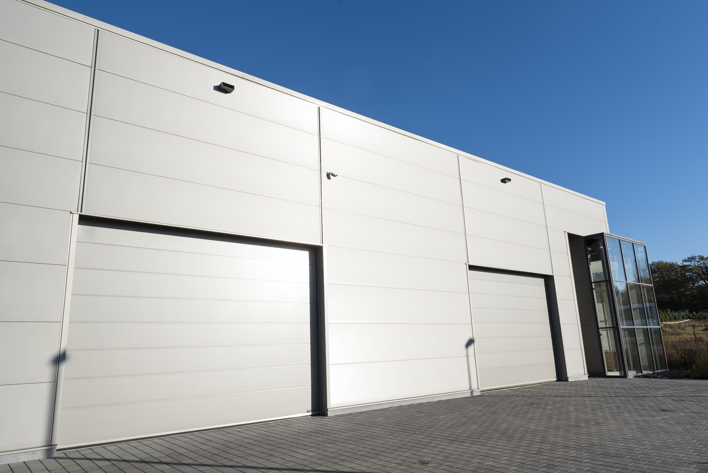 Hoesch Thermowand mit vertikalen Lisenen an einer Schreiber Stahlbau Lagerhalle