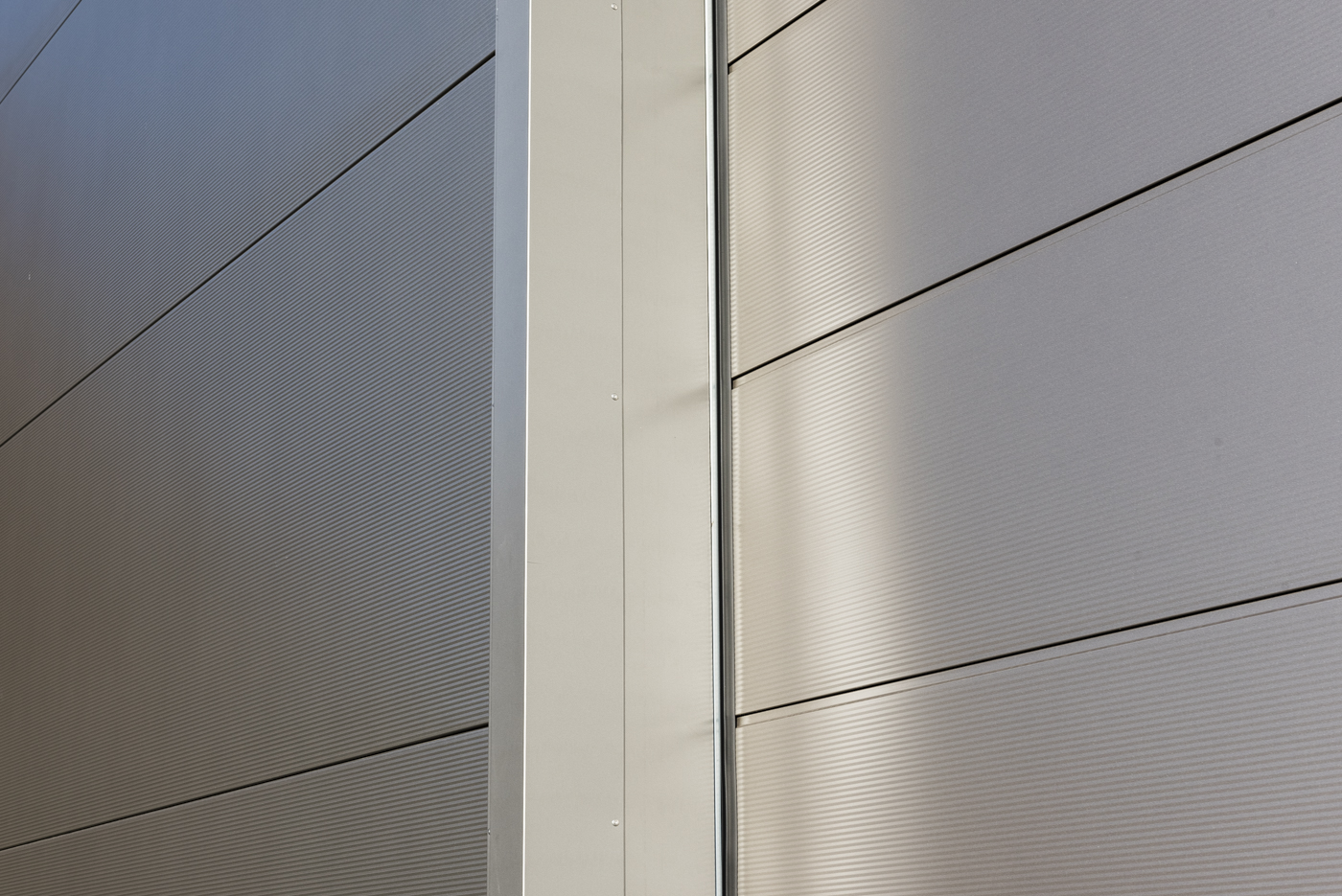 Detailausbildung Hörmann Sektionaltor im Übergang zur Hoesch Thermowand 