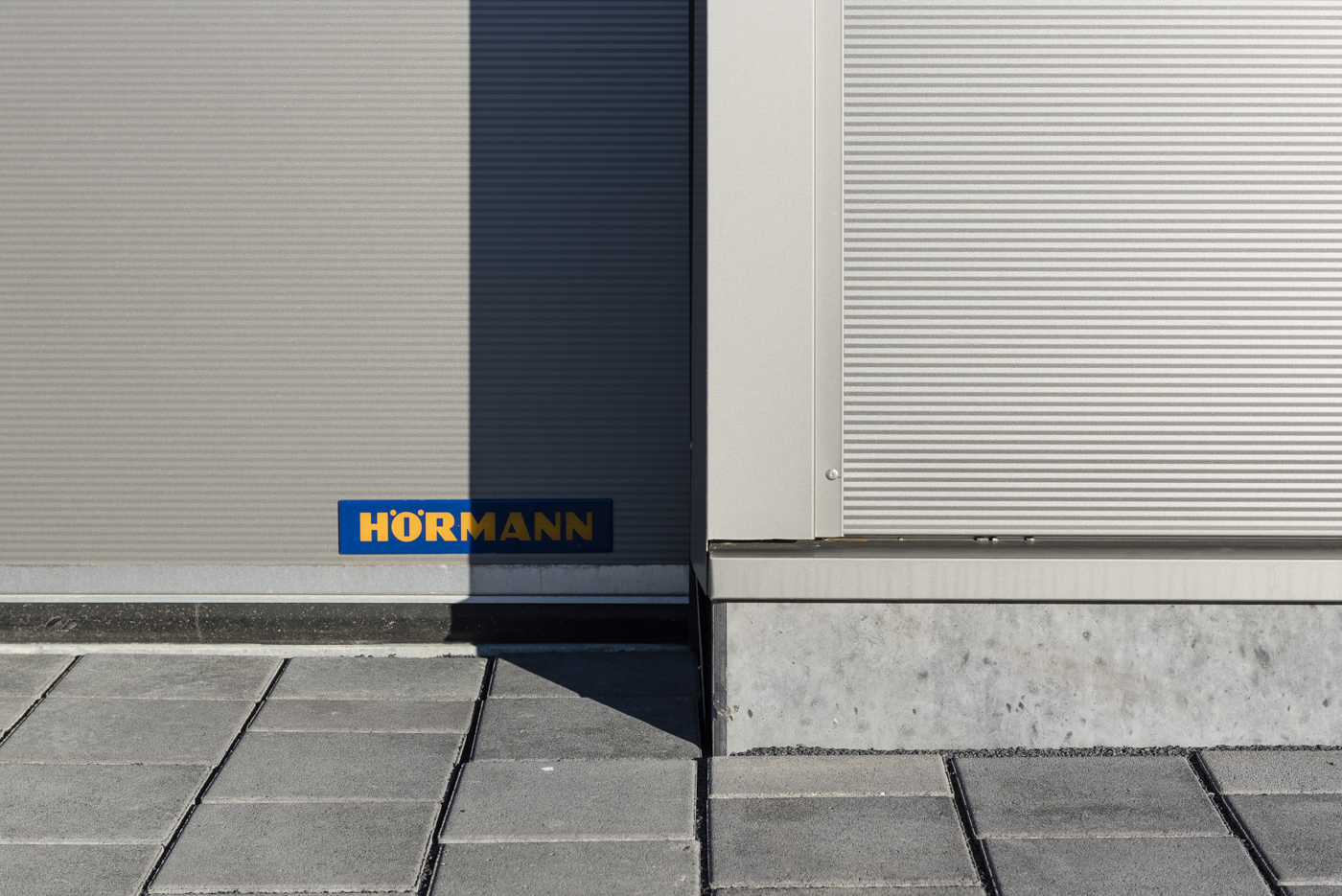 Fußpunktausbildung des Hörmann Sektionaltors des Lagerhallenneubaus in Wuppertal