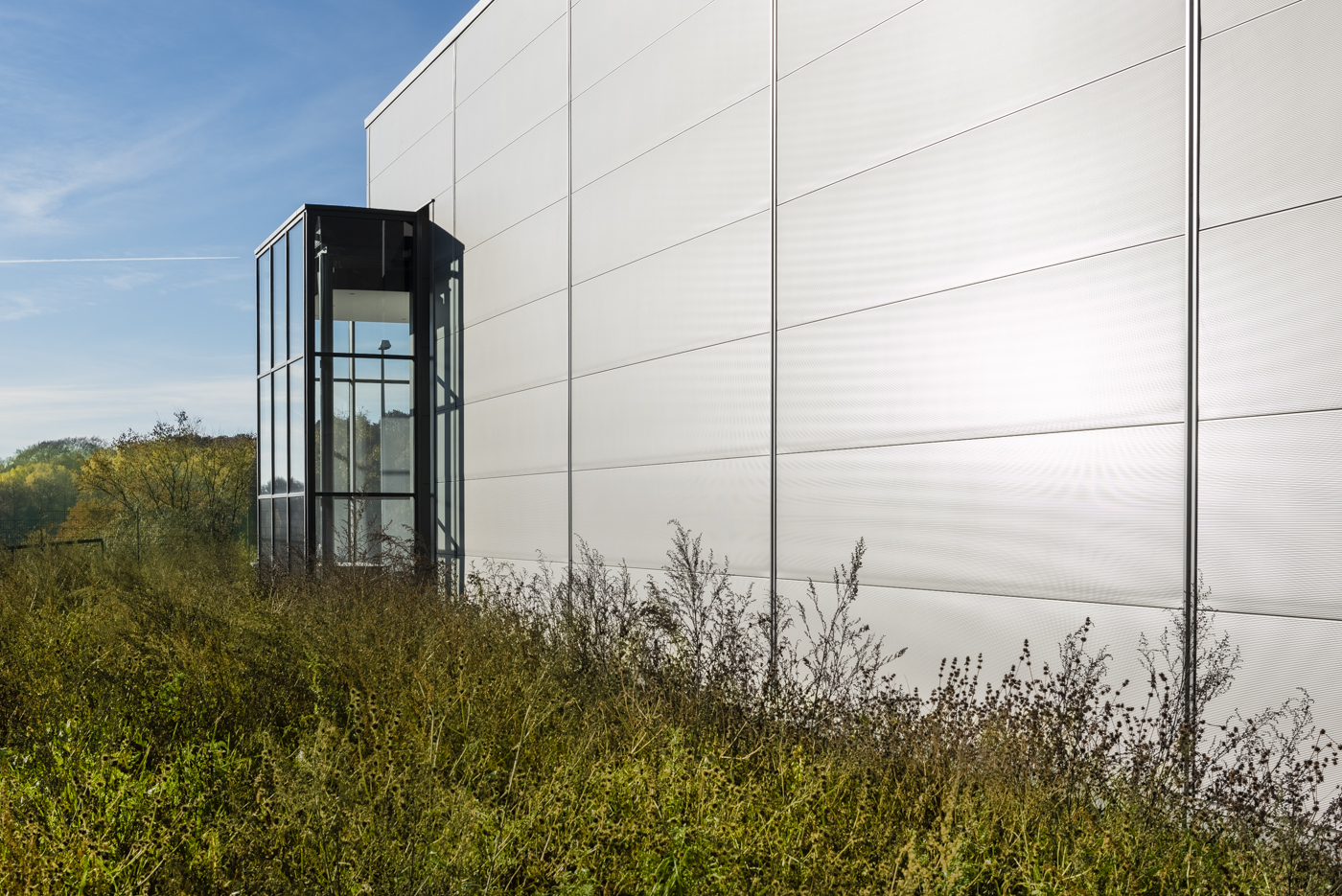 Hoesch Sandwichelement Integral mit Lisenen an der Systemhalle von Schreiber Stahlbau 