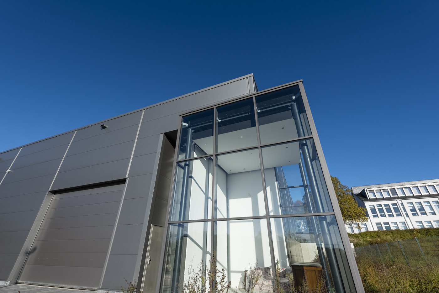 Vorspringende Pfosten-Riegel-Konstruktion an der Lagerhalle von Tony Cragg in Wuppertal