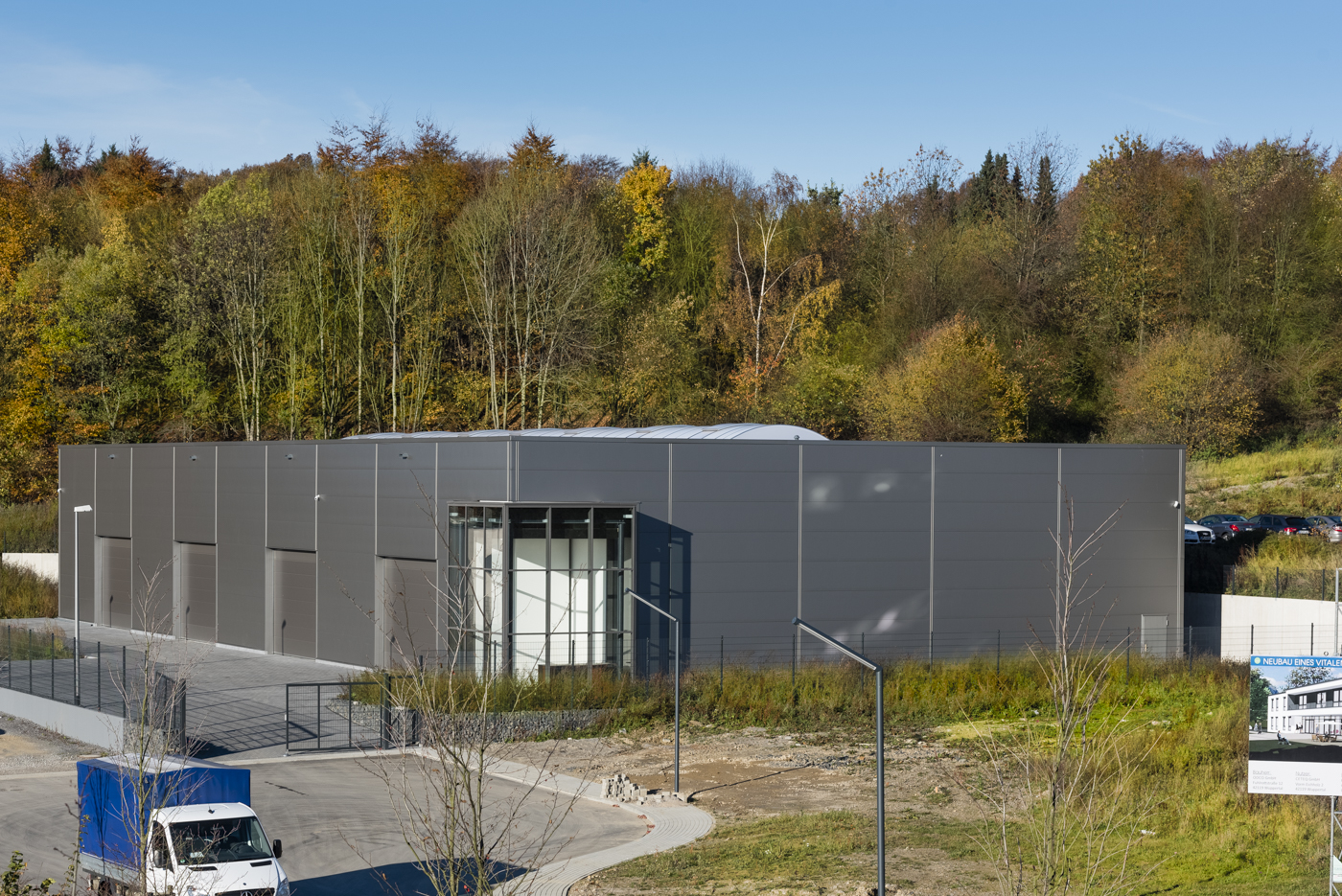 Hallenbau in minimalistischer Bauart für den Künstler Tony Cragg erstellt von Schreiber Stahlbau