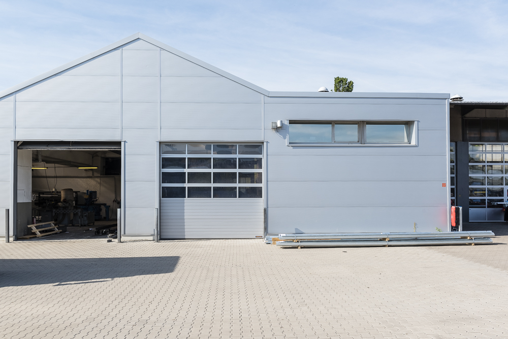 Kleiner Hallenanbau mit einer Thermowandfassade in Hilden von Schreiber Stahlbau