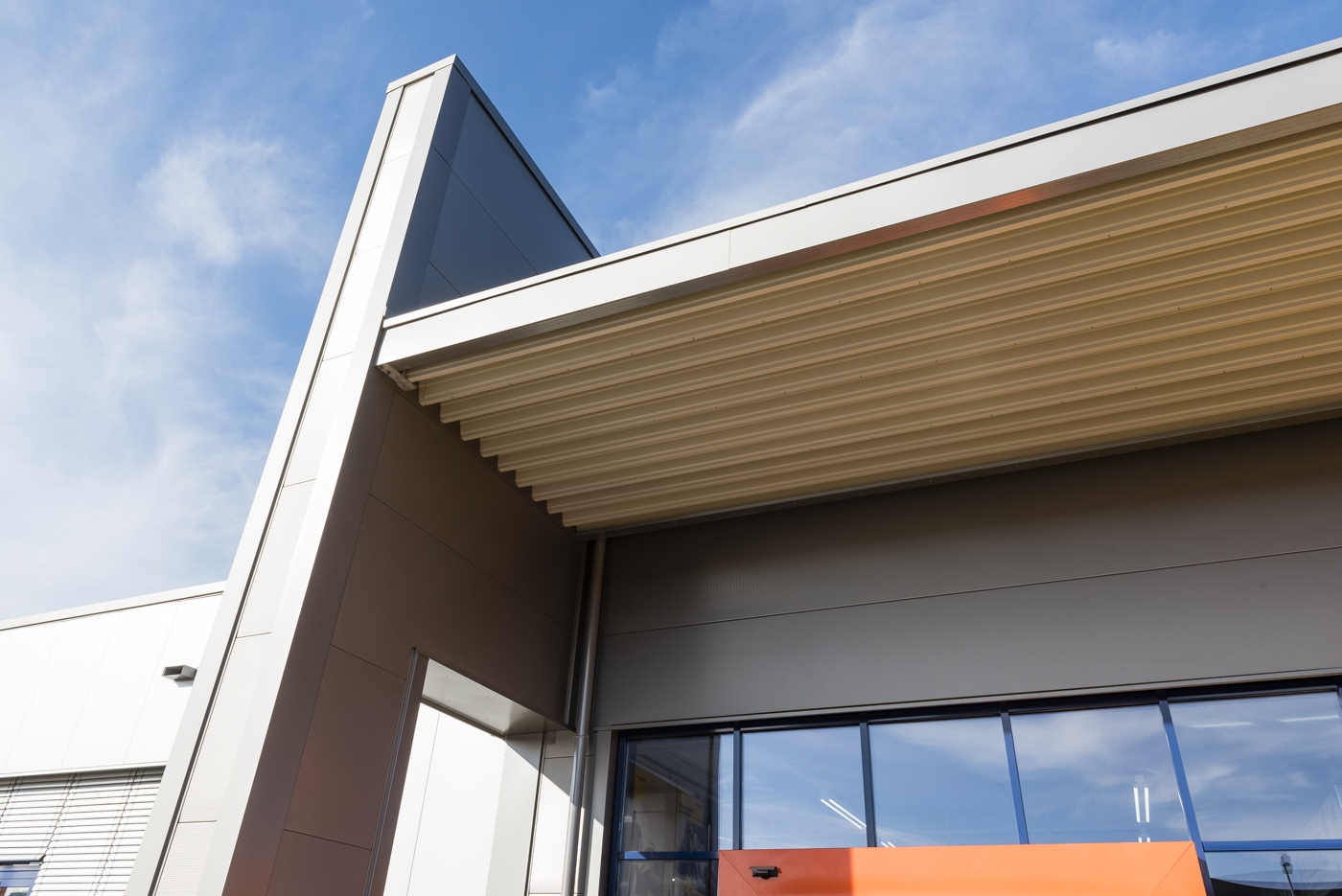 Vordachdetail der Ausstellungshalle der HKL Niederlassung in Neuss