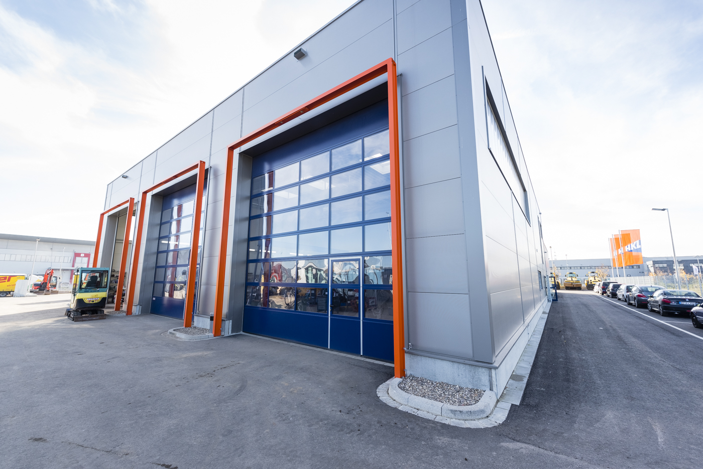 Sektionaltore mit Schlupftüren der Werkstatthalle des HKL Stützpunktes