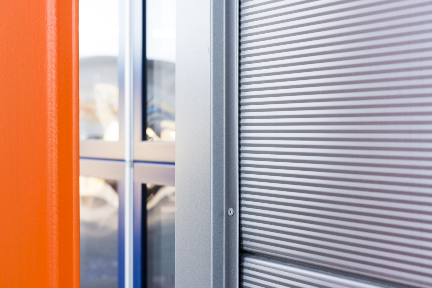 Farbiger Rammschutz im Torbereich der Werkstatthalle der HKL Niederlassung Neuss