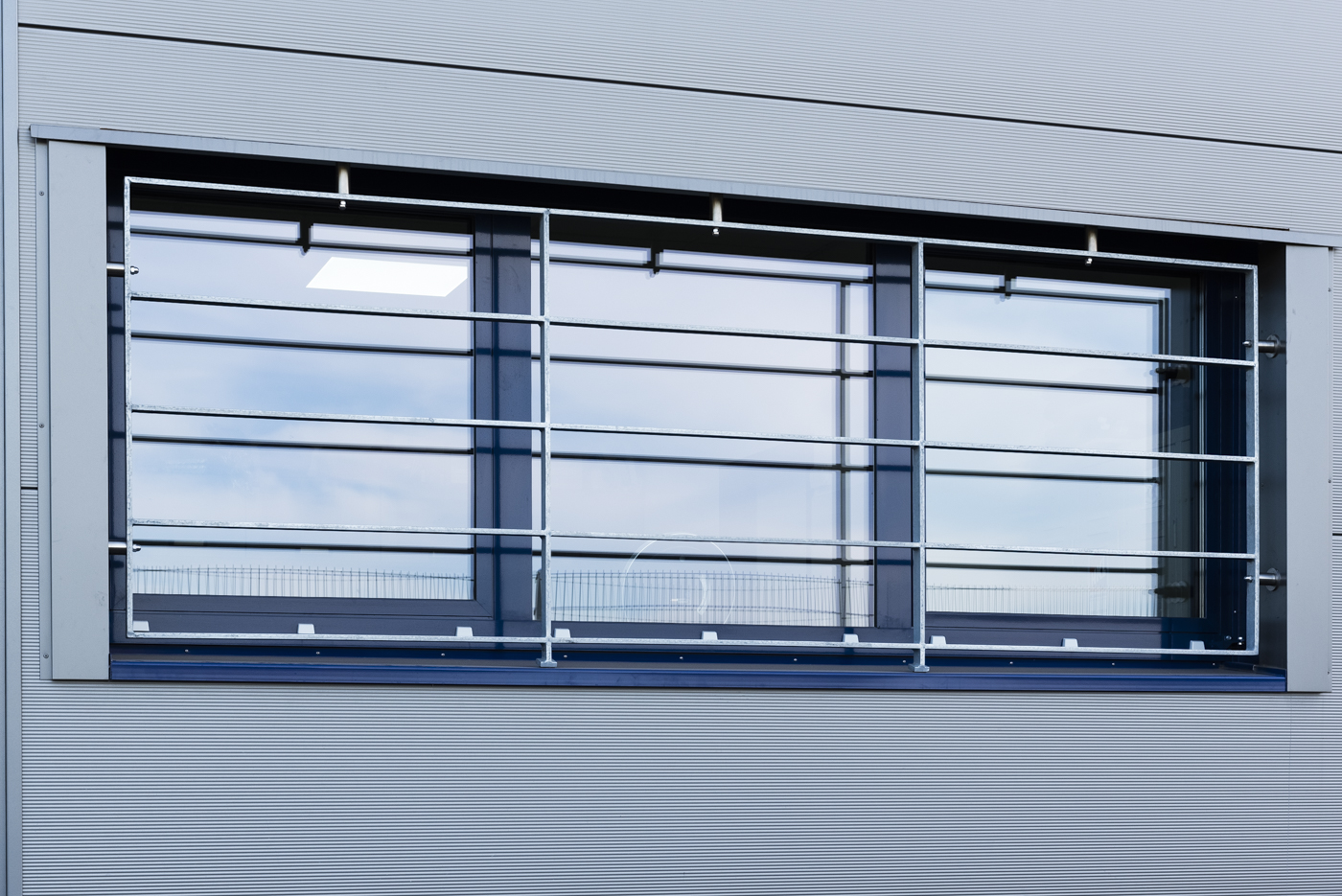 Hallenbau mit Einbruchschutz vor den Aluminiumfenstern der HKL Niederlassung Neuss