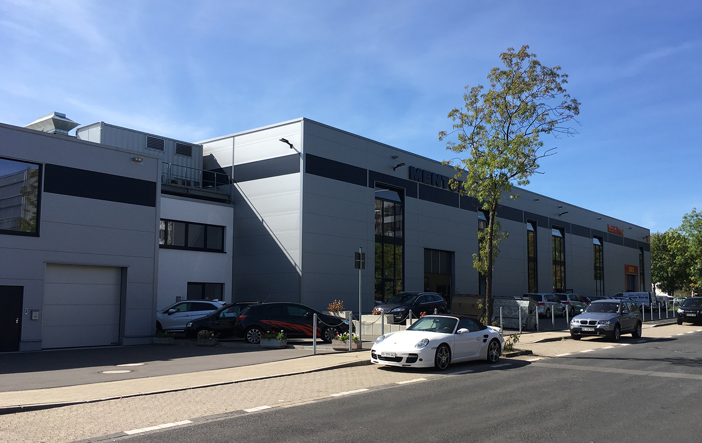 Lager und Produktion Firma Mentor in einem Komplex bestehend aus 2 Hallenkörpern gebaut von Schreiber Stahlbau