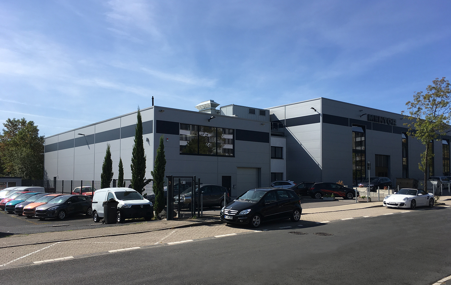 Lagerhalle der Firma Mentor in Erkrath gebaut von Schreiber Stahlbau mit horizontaler Thermowandfassade