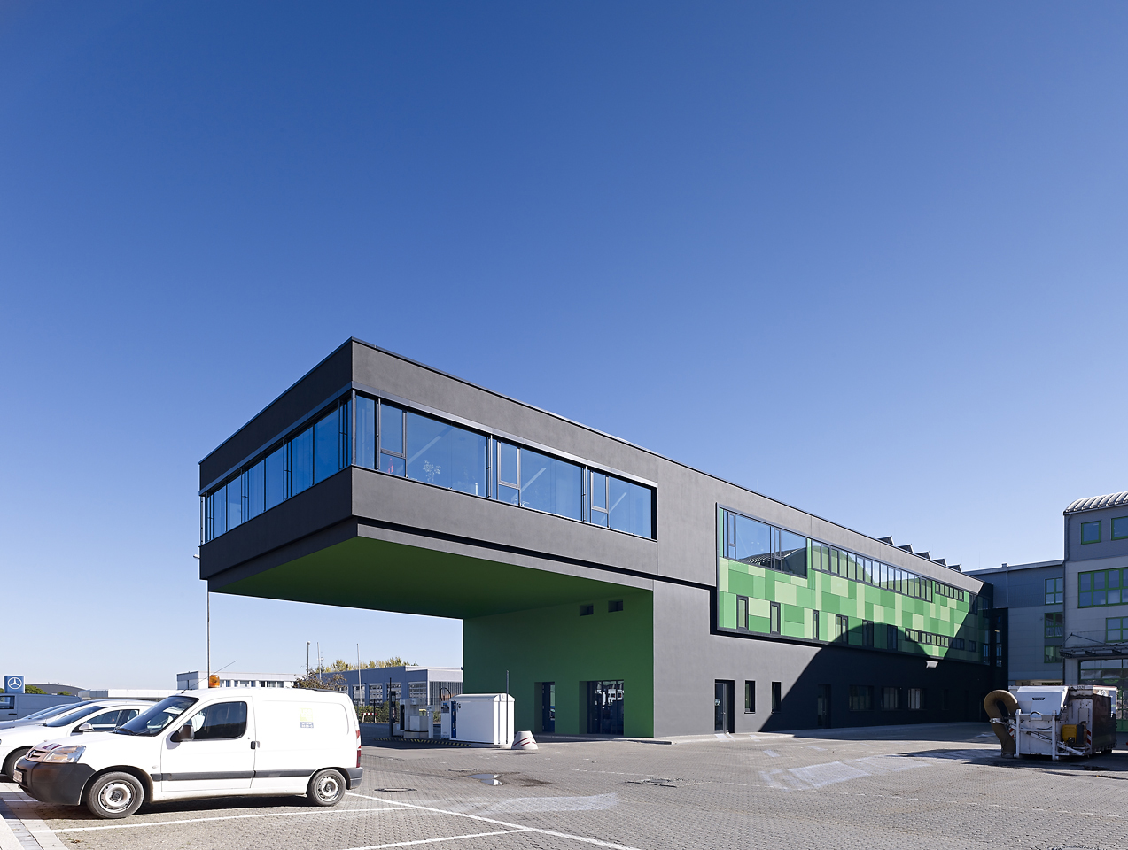 Stahlkonstruktion von Schreiber Stahlbau als Tragwerk für den Gewerbeneubau mit Büro in Bochum