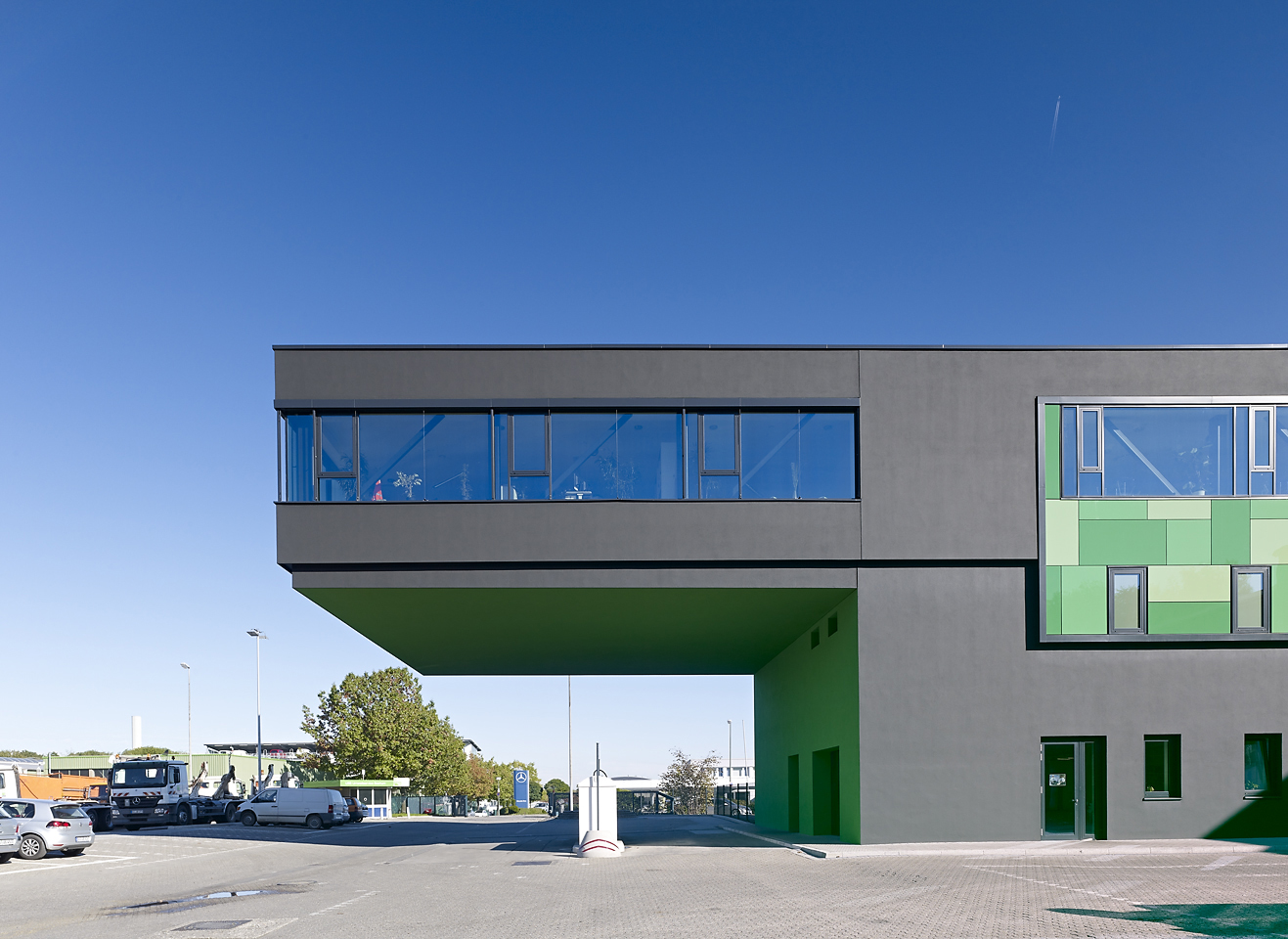 Individuell geplante Gewerbehalle mit Büro von Schreiber Stahlbau in Bochum