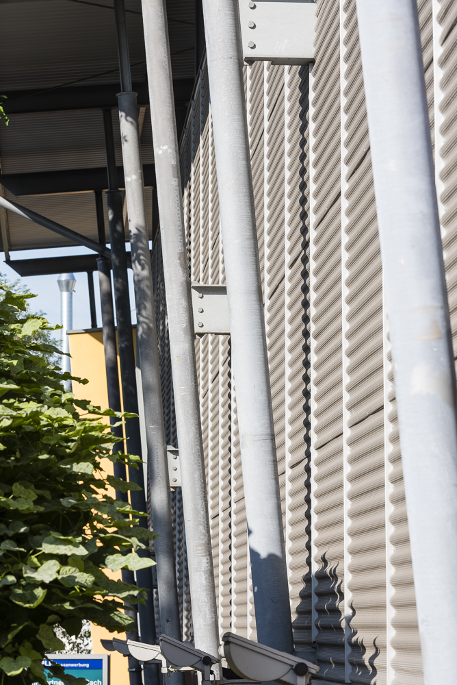 Parkhaus Stahlkonstruktion mit Rohrstützen für die Rampenüberdachung des Parkhauses von Schreiber Stahlbau