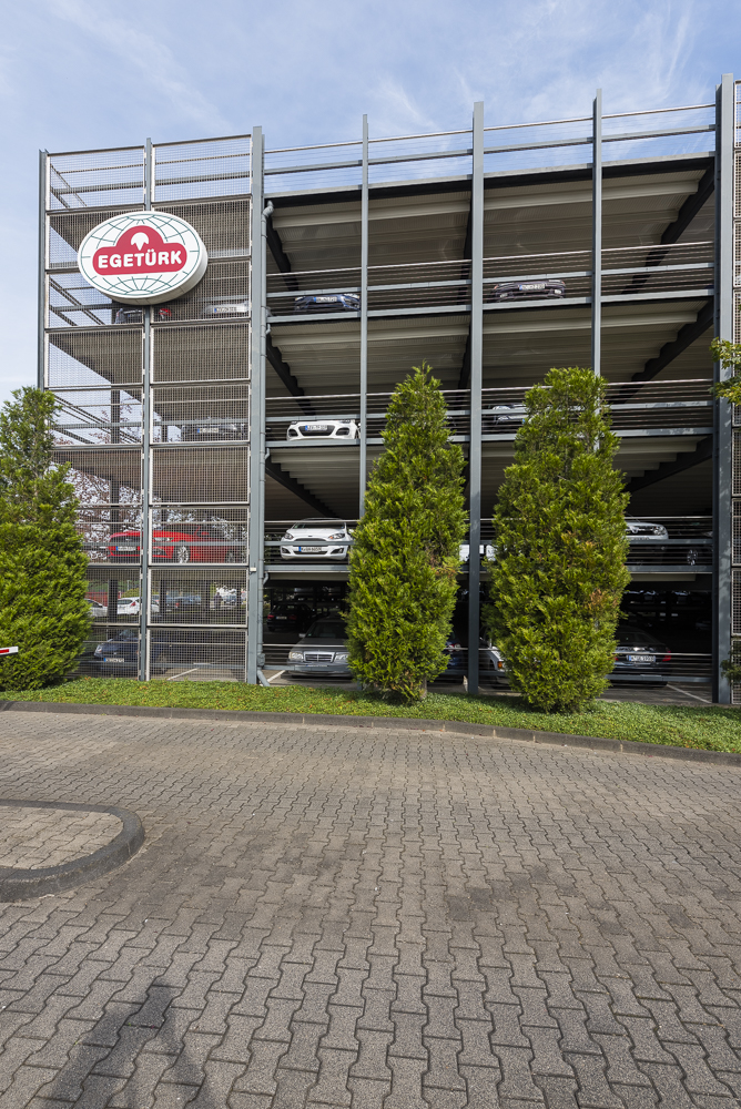Edelstahlfassade an einem Parkhaus in Köln erstellt von Schreiber Stahlbau