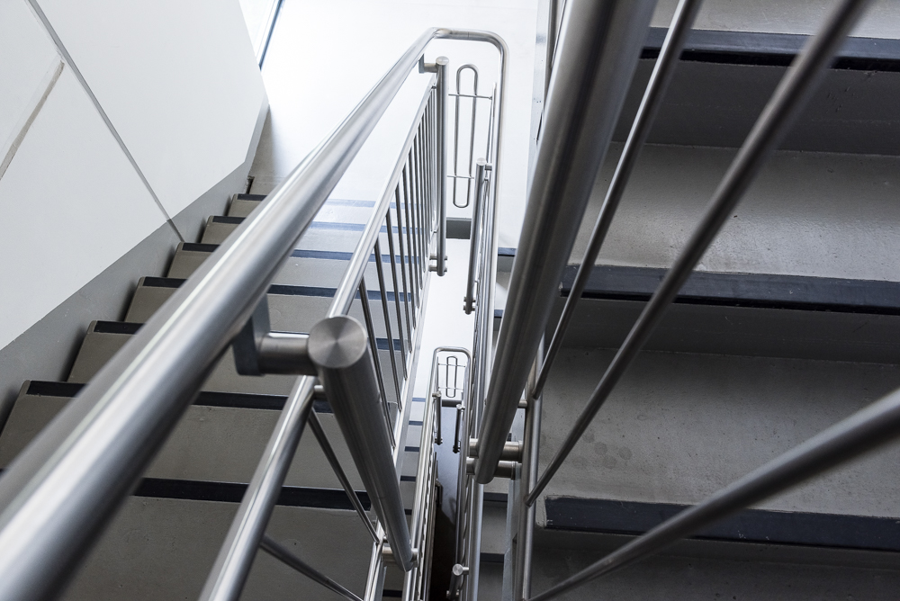 Detail Edelstahlgeländer Parkhausbau in Köln von Schreiber Stahlbau